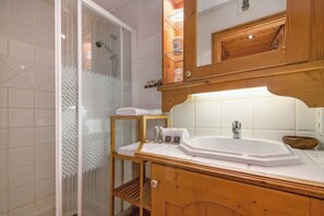 Een douche, handdoeken