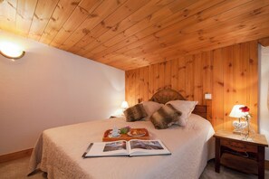 1 bedroom, bed sheets