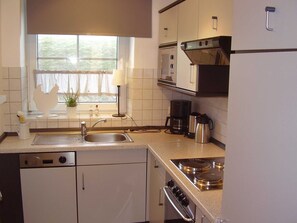Kühlschrank, Mikrowelle, Ofen, Geschirrspüler