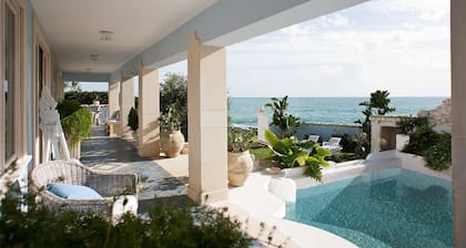 Sea-front villa with pool in Fontane Bianche, Siracusa, Sicily