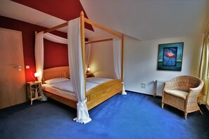 1 bedroom, desk, travel cot, WiFi