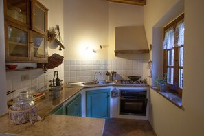 Réfrigérateur, four, plaque de cuisson, cafetière/bouilloire