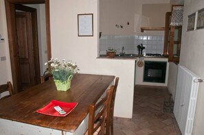 Réfrigérateur, four, plaque de cuisson, cafetière/bouilloire