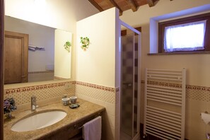 Dutxa, assecador de cabells, bidet i tovalloles 