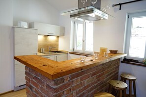 Kühlschrank, Ofen, Geschirrspüler, Wasserkocher mit Kaffee-/Teezubehör