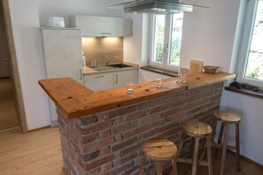 Kühlschrank, Ofen, Geschirrspüler, Wasserkocher mit Kaffee-/Teezubehör