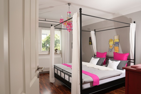 Schlafraum groß mit Himmelbett