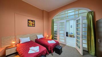 Chambre avec lits jumeaux, salle de bains commune