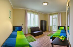 Superior-Apartment, 2 Schlafzimmer, Balkon | Allergikerbettwaren, individuell dekoriert, Bügeleisen/Bügelbrett