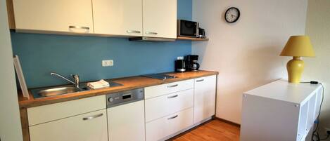 Réfrigérateur, four à micro-ondes, un four, lave-vaisselle