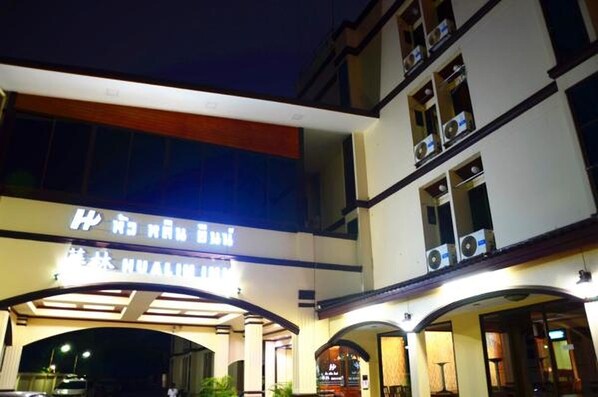 숙박 시설 정면 - 저녁/밤