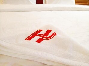 مكتب وتجهيزات عازلة للصوت وواي فاي مجانًا وملاءات أسرّة