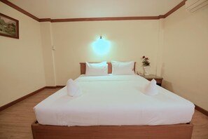 Desk, soundproofing, free WiFi, bed sheets - Hua Lin Inn (Chiang Mai)