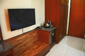 مكتب وتجهيزات عازلة للصوت وواي فاي مجانًا وملاءات أسرّة