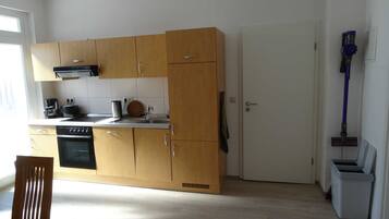 Kühlschrank, Ofen, Geschirrspüler, Hochstuhl