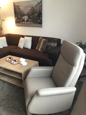 TV, DVD player, books, stereo