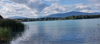 State-of-the-art new, large apartment, up to 6 people, family-friendly, free beach!