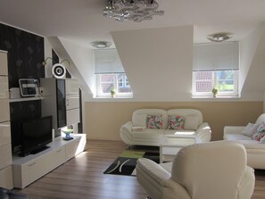Flat-screen TV, books, stereo - State-of-the-art new, large apartment, up to 6 people, family-friendly, (Mallenitzen)