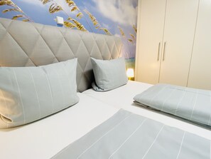 2 bedrooms, in-room safe, iron/ironing board, free WiFi - Baltic Sea view | large terrace | sauna scents | firewood | WLAN | beach chair  (Großenbrode)