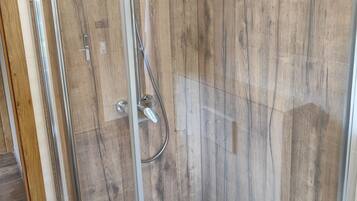 Quarto casal superior | Banheiro | Chuveiro, chuveiro com efeito de chuva, produtos de toalete grátis