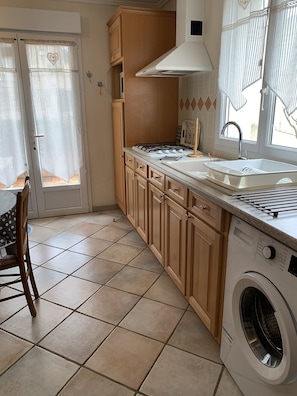 Réfrigérateur, micro-ondes, plaque de cuisson, lave-vaisselle