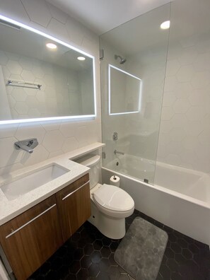 Secadora de cabello, toallas, jabón, papel de baño