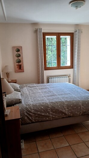 4 chambres, fer et planche à repasser, Wi-Fi gratuit, draps fournis