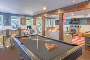 Games room - Lakefront Lookout- Hot tub- Fireplace- Dock- Bar/Game Room (Fort Ann)