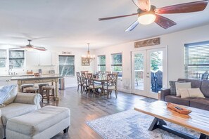 Téléviseur connecté, foyer, jeux vidéo, table de baby-foot