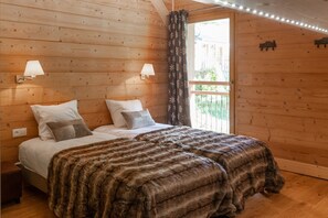 8 bedrooms, travel cot, free WiFi, bed sheets