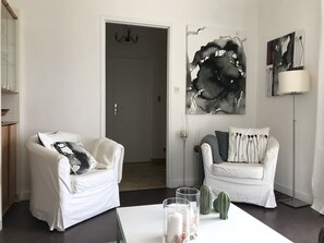 Fernseher, DVD-Player, Bücher, Videothek