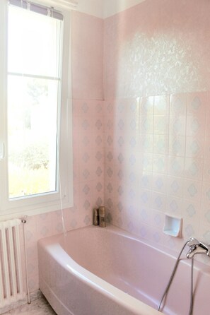 Badewanne, Haartrockner, Handtücher