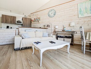 Télévision, lecteur de DVD, livres