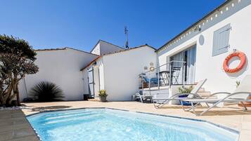 Een buitenzwembad en een verwarmd zwembad