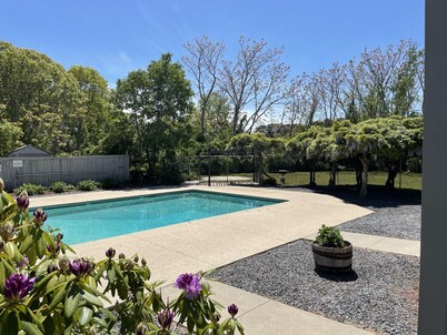 Charming, Comfortable 1-bedroom Condo with Pool Near Bass River