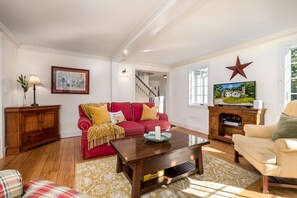 Smart-TV, Kamin, Bücher, Stereoanlage