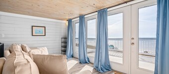 Beachfront Property in Ocean Springs, Overlooking the Gulf of Mexico. Sleeps 14