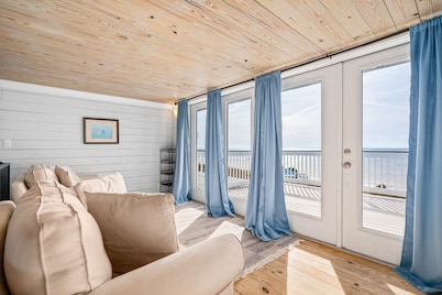 Beachfront Property in Ocean Springs, Overlooking the Gulf of Mexico. Sleeps 14