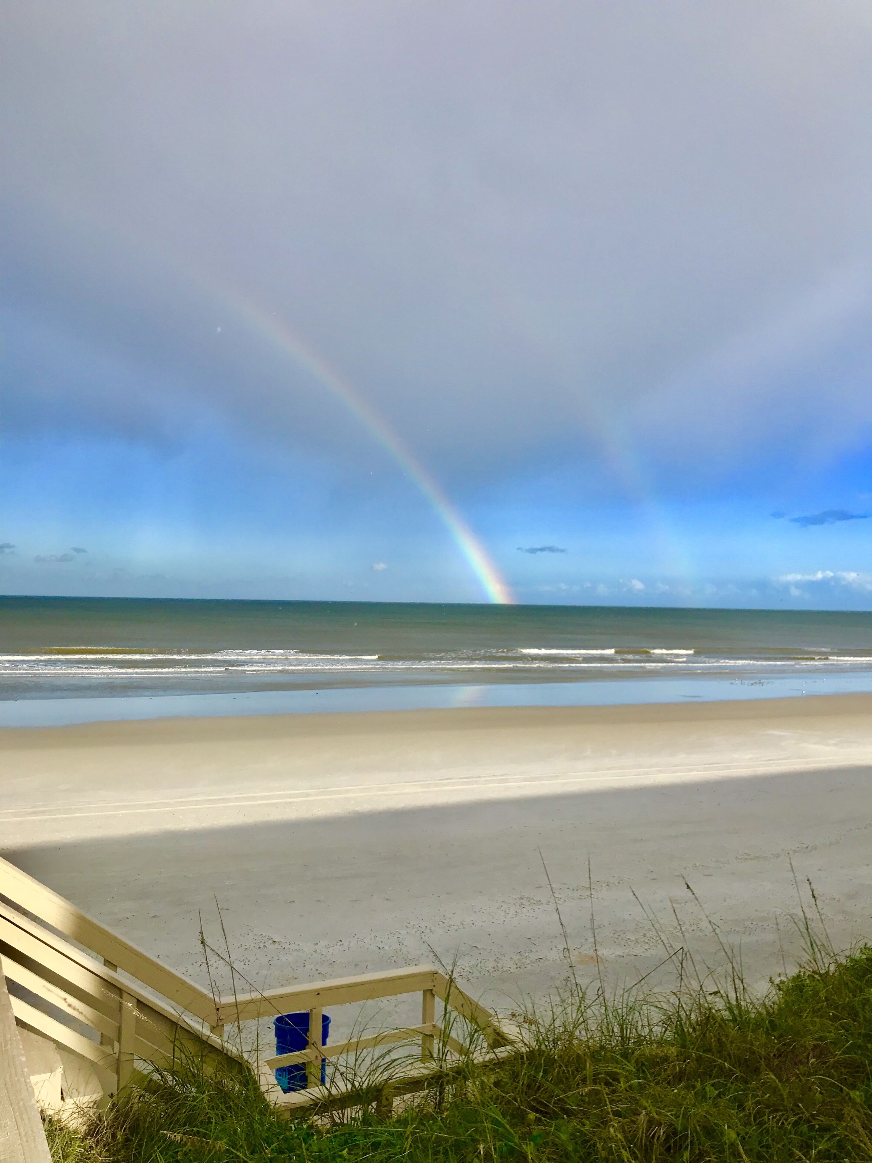 På stranden, solsenger og strandhåndklær