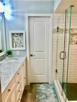 Combined shower/tub, hair dryer, towels