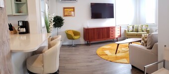 To soverom Mid Century Modern leilighet i Downtown Hallowell