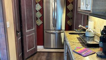 Réfrigérateur, micro-ondes, four, plaque de cuisson