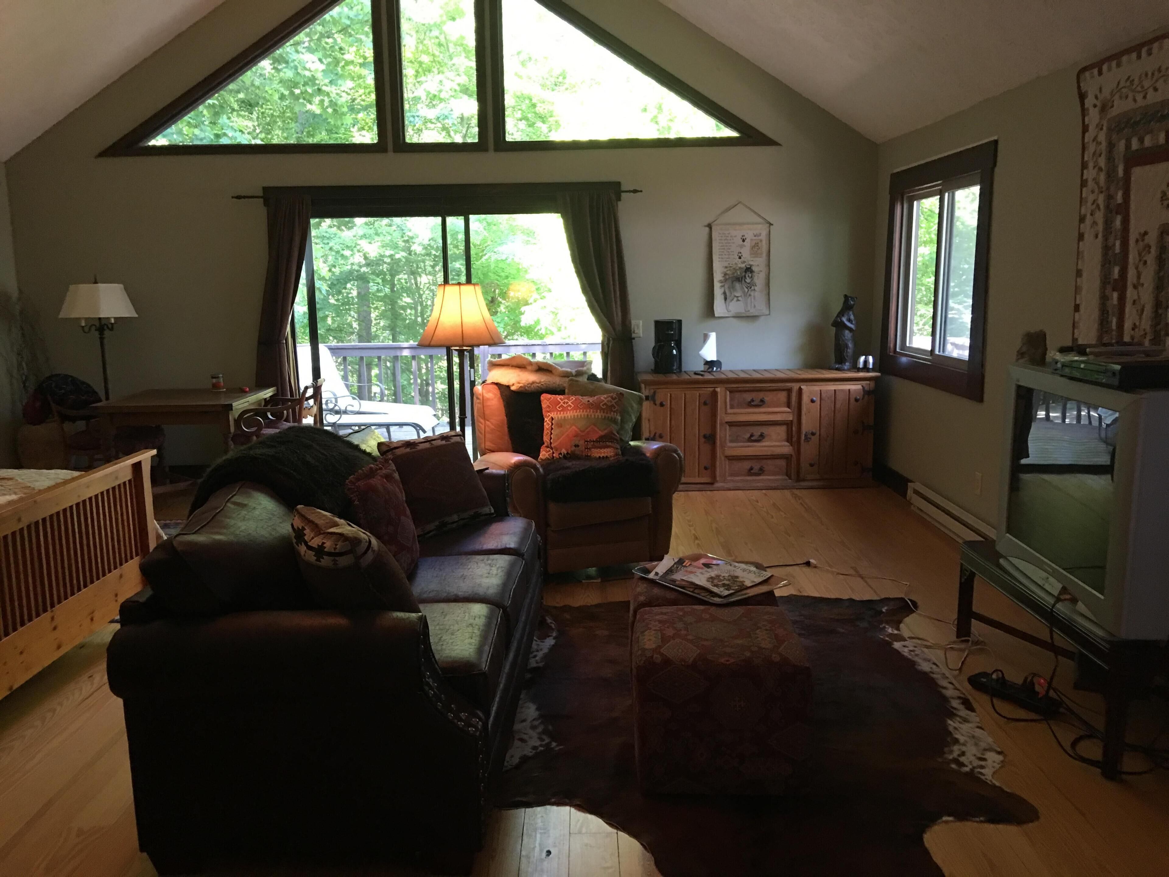 Wolf's Peak Lodge On 7.5 Acres With Views Of 3 States