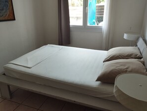2 bedrooms, iron/ironing board, travel cot, free WiFi