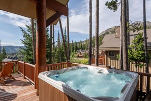 Outdoor spa tub - Big Sky Vacation Rentals: MMH 4 Harvest Moon (Big Sky)