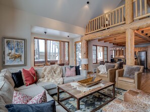 TV, caminetto, videogiochi, impianto stereo