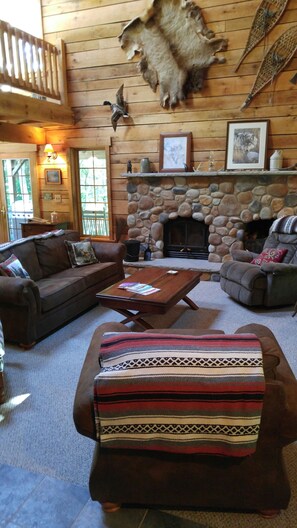 Smart TV, fireplace, video games, DVD player - Spacious Timber Frame Cabin (Albrightsville)