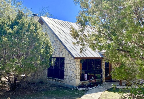 Great Price! Picture Perfect Jewel of a Cabin, End of Lane, 2 minutes 2 Frio!