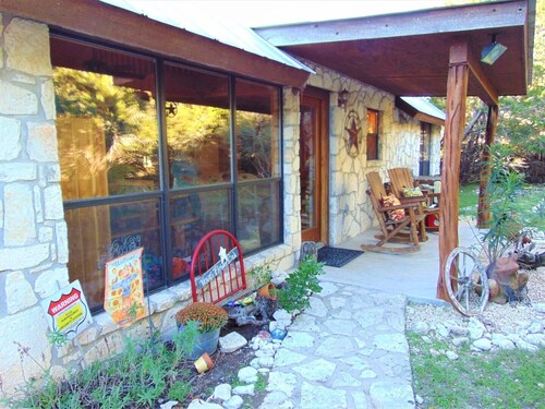 Picture Perfect Jewel of a Cabin, End of Lane, Charming, 2 minutes 2 Frio!