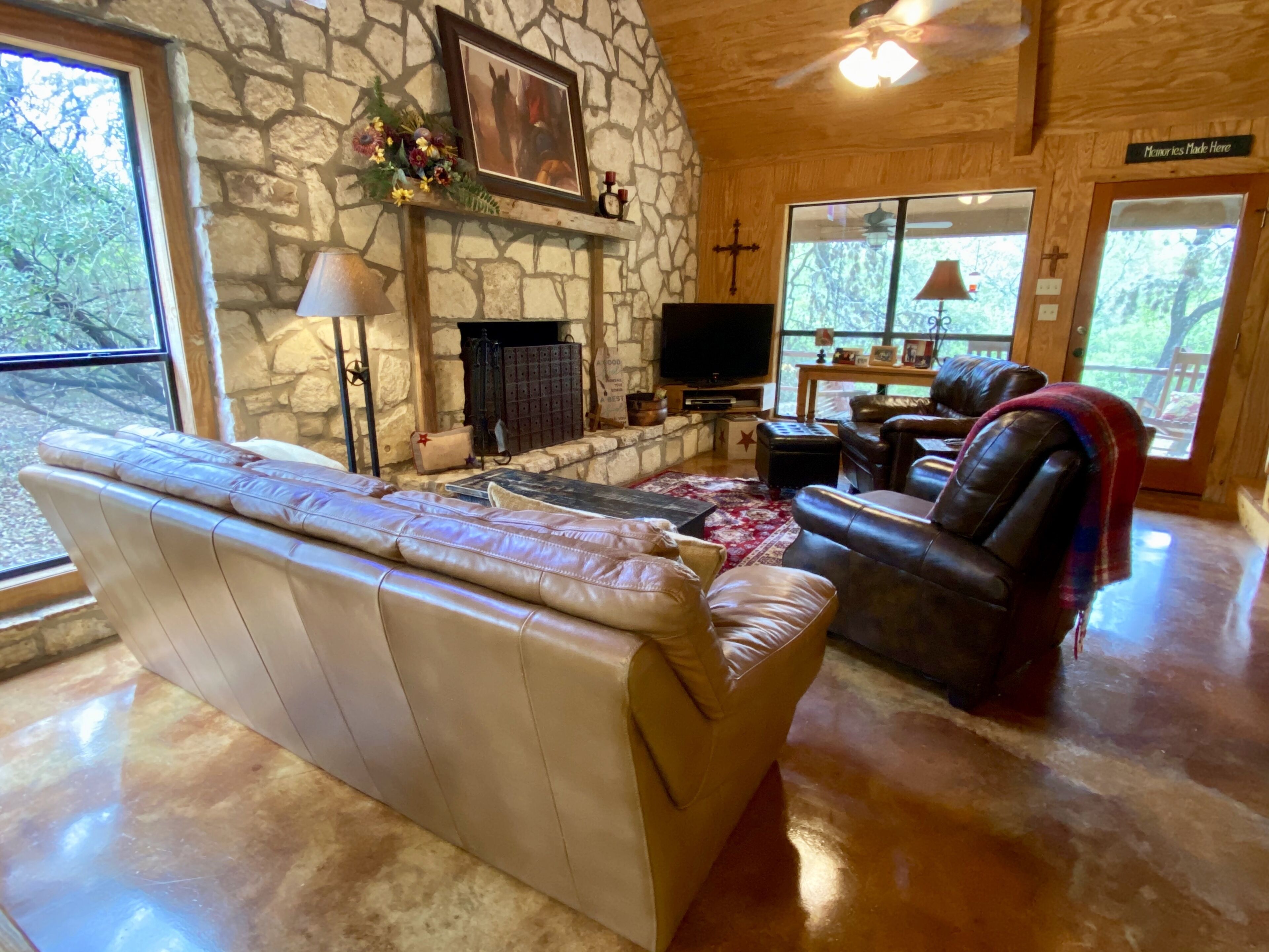 Picture Perfect Jewel of a Cabin, End of Lane, Charming, Near Frio River!